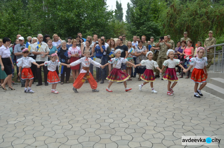 Над Авдеевкой торжественно подняли флаг Украины (ФОТОФАКТ)