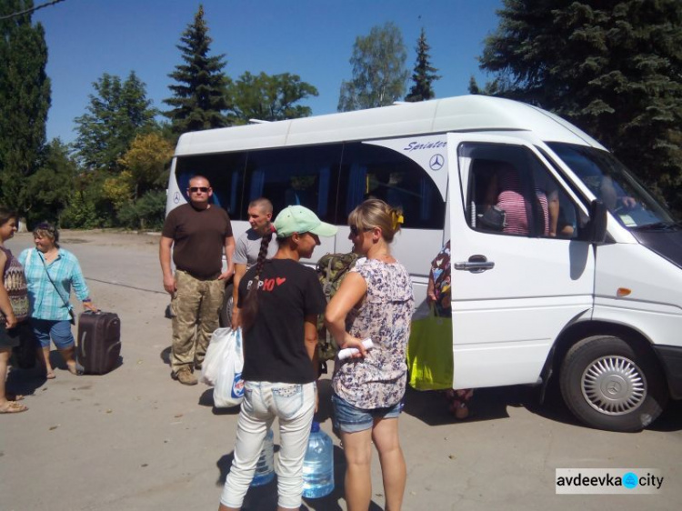 Авдеевские «симики» совершили рейд по прифронтовым поселкам и передали помощь защитникам