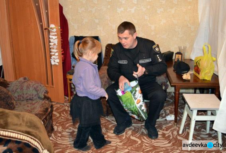 Полиция взяла под опеку авдеевские семьи, в которых девочки остались сиротами после обстрела 13 мая (ФОТО)