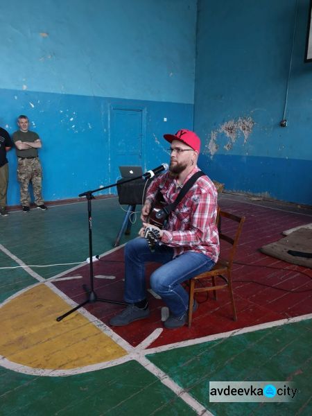 Артисти завітали до поліцейських в Авдіївці (ФОТО)