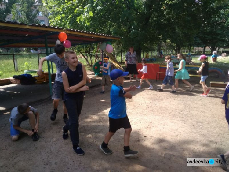 Конкурсы, танцы, лакомства: в Авдеевке особенным детям устроили незабываемый праздник (ФОТО)