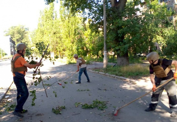 Комунальники Авдіївки вийшли на прибирання сміття на головній вулиці міста (ФОТОФАКТ)