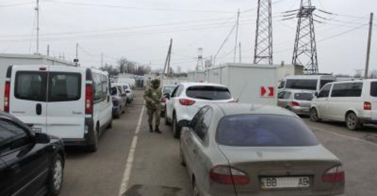 Сводка с КПВВ: сотни авто в очередях и тайник с женской одеждой