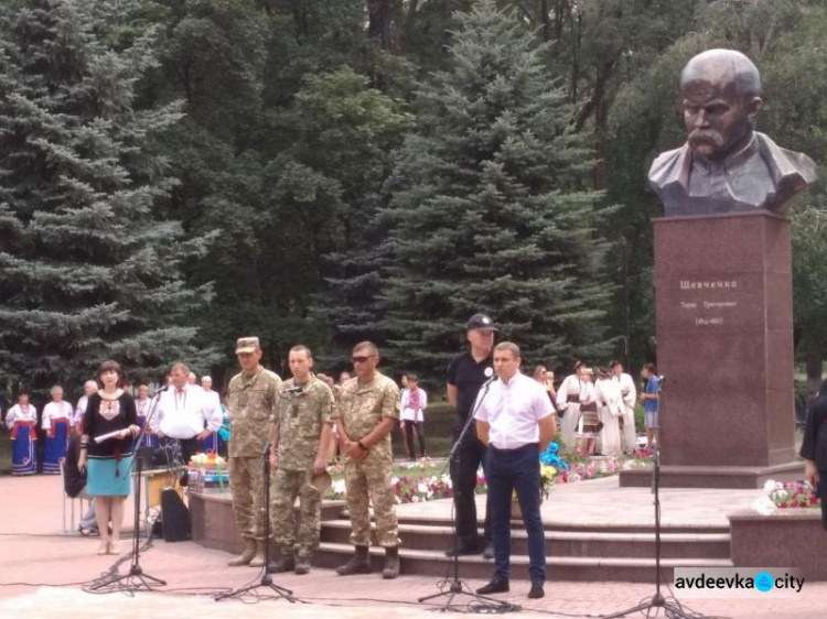 Прифронтовая Авдеевка ярко отмечает День Конституции Украины: ФОТОРЕПОРТАЖ