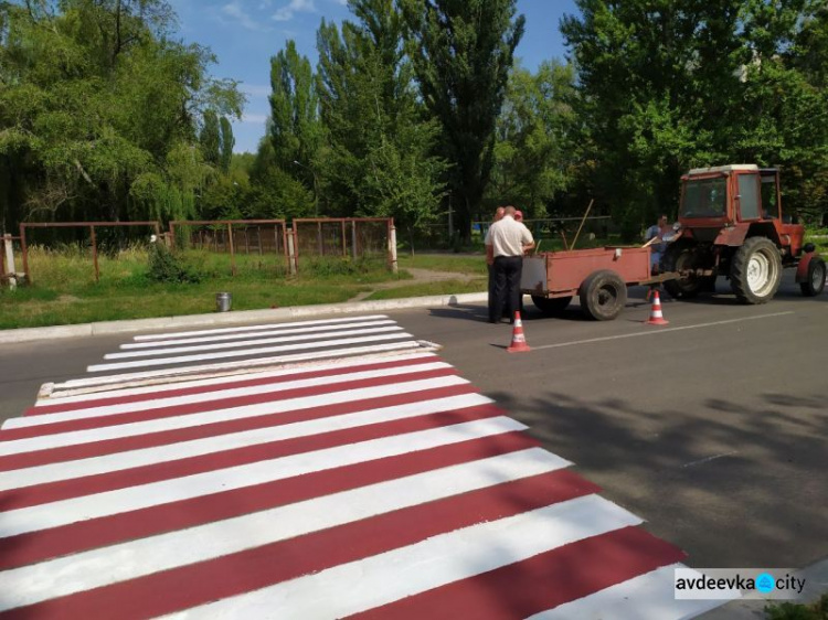 В Авдеевке приступили к обновлению пешеходных переходов (ФОТОФАКТ)