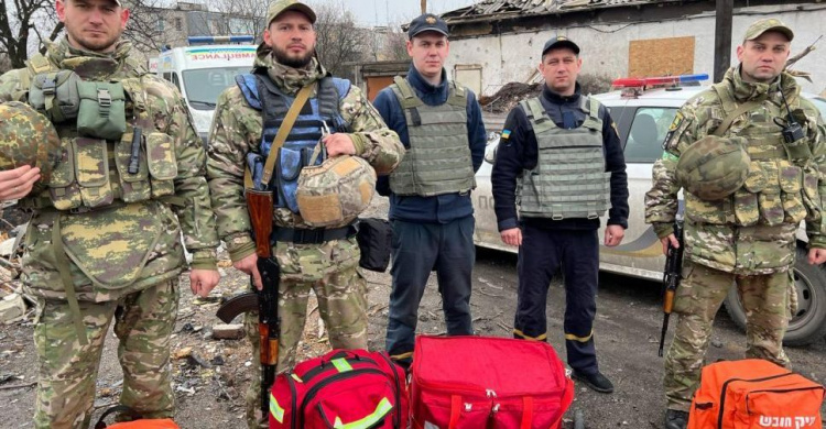 На Донеччині парамедики рятують життя цивільних громадян та допомогають лікарням медичним оснащенням