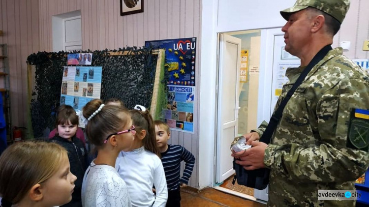 Украинские военнослужащие передали в школьные библиотеки художественную литературу