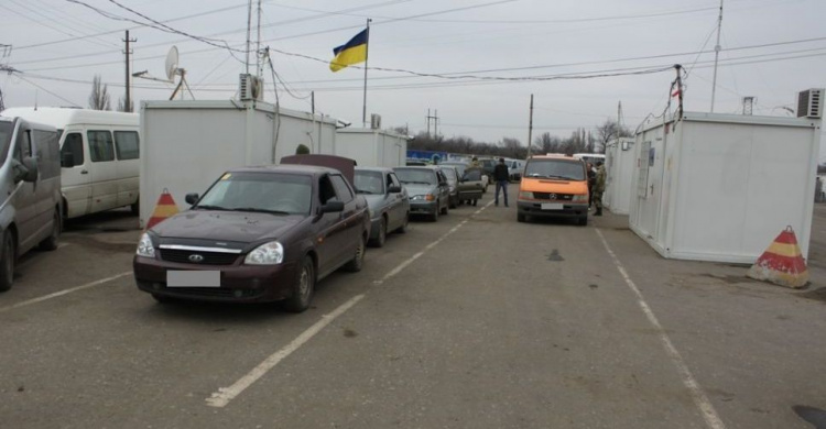 Огромный поток людей и машин пересек донбасскую линию разграничения