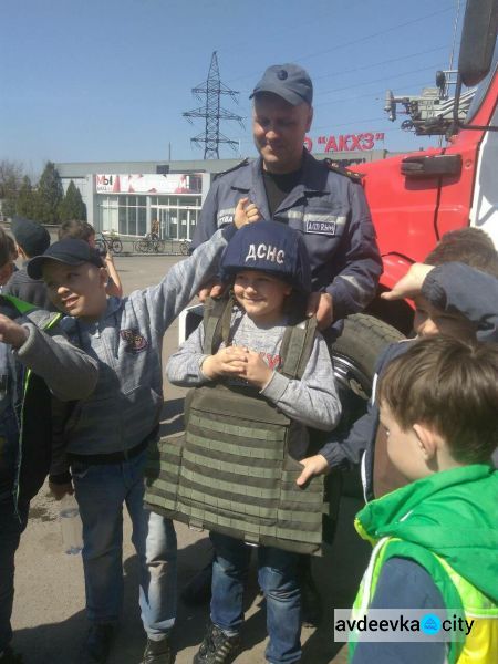 Авдеевские дети попали в мир огнеборцев: фоторепортаж