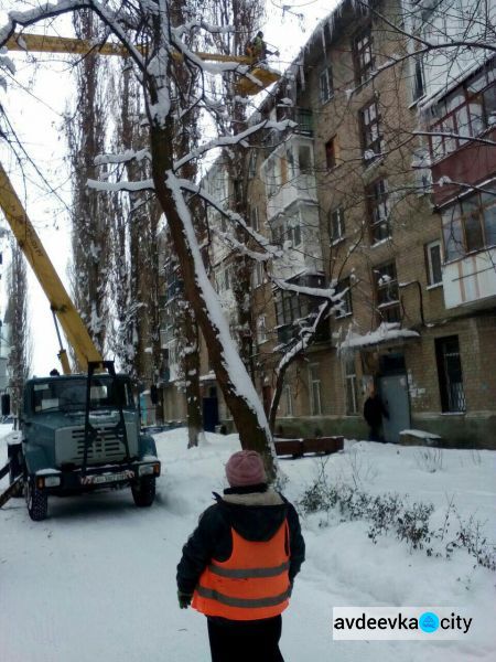 Авдеевские коммунальщики объявили войну ледяным сталактитам (ФОТО)