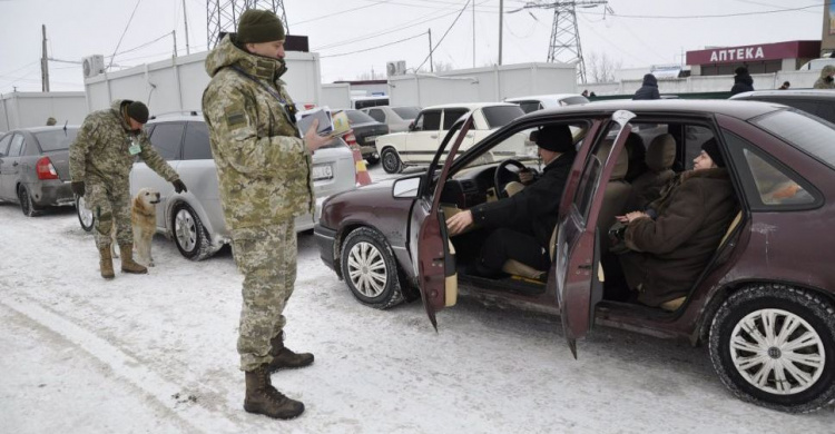 Более 300 авто стоит в очередях у донбасской линии разграничения