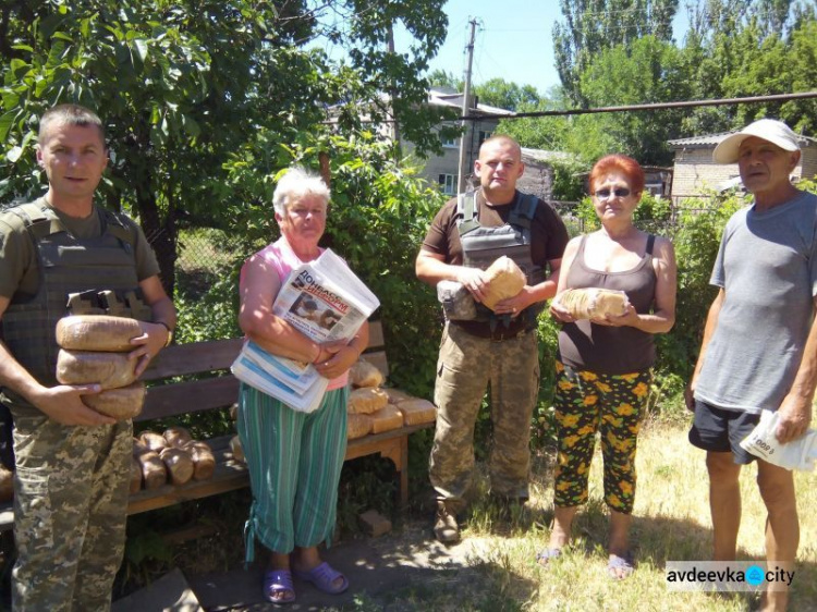 Авдеевские «симики» совершили рейд по прифронтовым поселкам и передали помощь защитникам