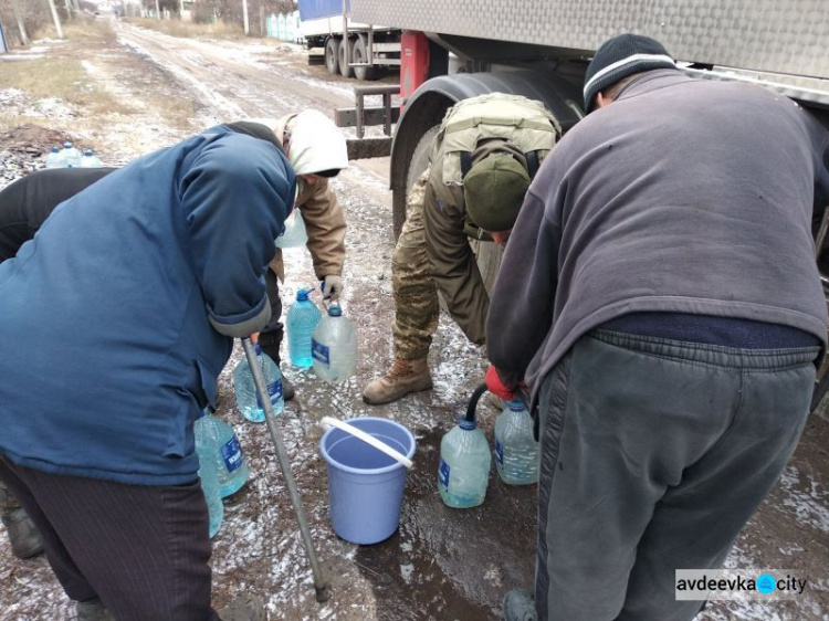 Авдеевские «симики» доставили детям - литературу, а взрослым - воду