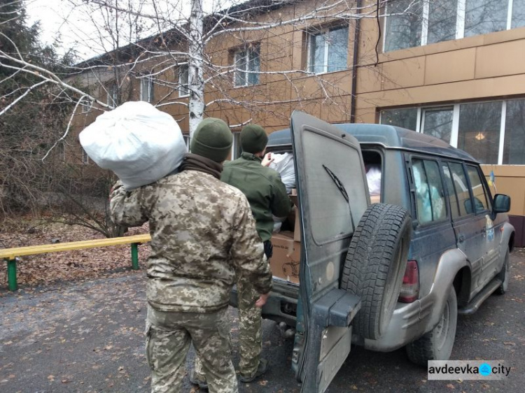 Авдеевские «симики» доставили подарки детям и военным, а также помогли вернуть свет (ФОТО)