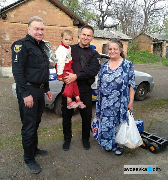 Правоохранители поздравили авдеевских детей с Пасхой (ФОТО)