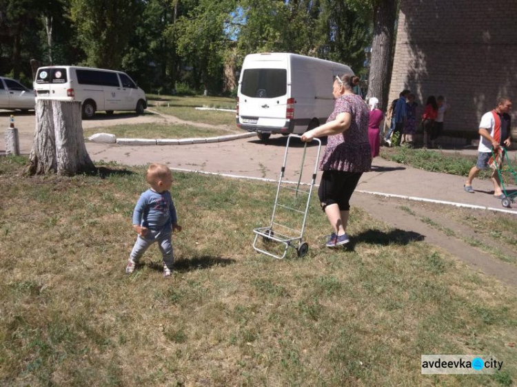 Авдеевским мамам помогли средствами гигиены и продуктами питания (ФОТО)