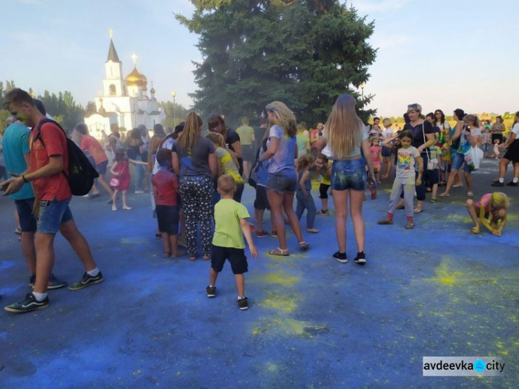 День независимости в Авдеевке: награждения, метания красок и концерт (ФОТОРЕПОРТАЖ)