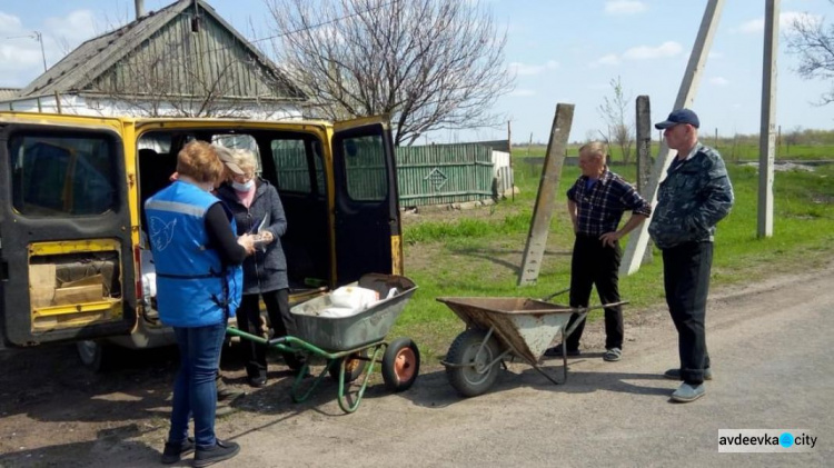 Сотрудники гуманитарного центра Пролиска-Авдеевка доставили в Водяное продукты и медикаменты