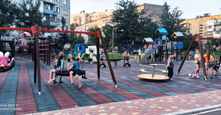 На новой детской площадке, подаренной городу Метинвестом, кипит жизнь (ФОТОФАКТ)