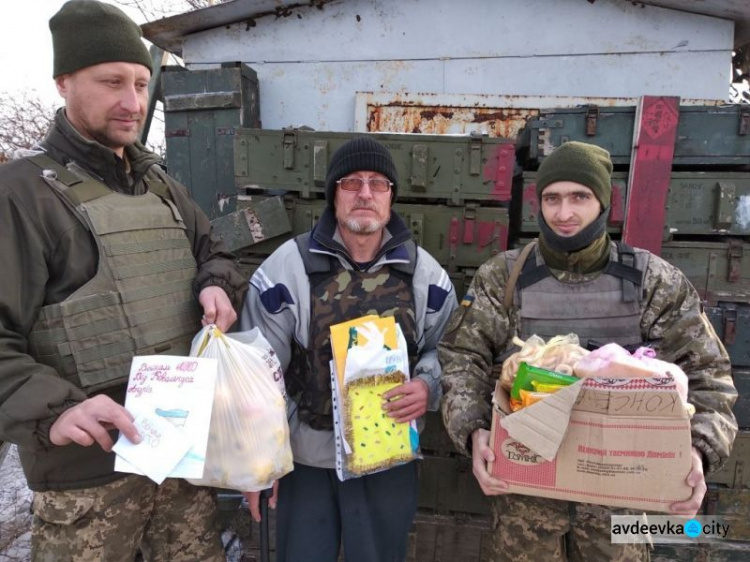 Авдеевские «симики» развозили подарки и учили безопасности (ФОТО)