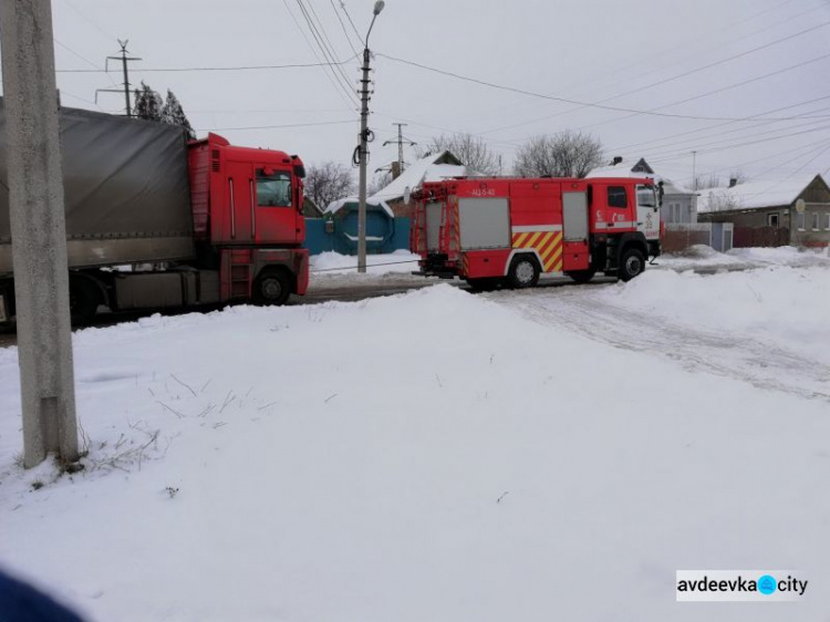 Водителей Донетчины в выходные вызволяли из снежных капканов: появились фото