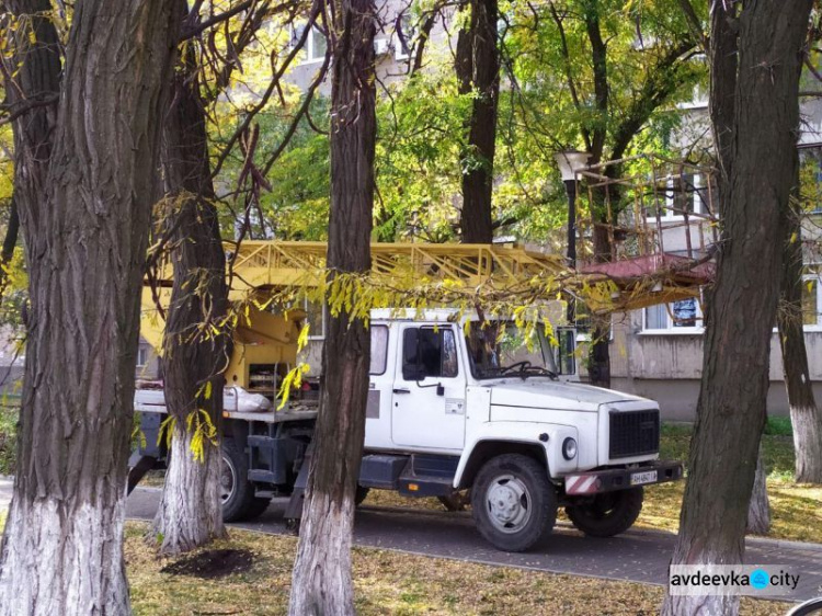 В Авдеевке обрезают аварийные ветви (ФОТОФАКТ)