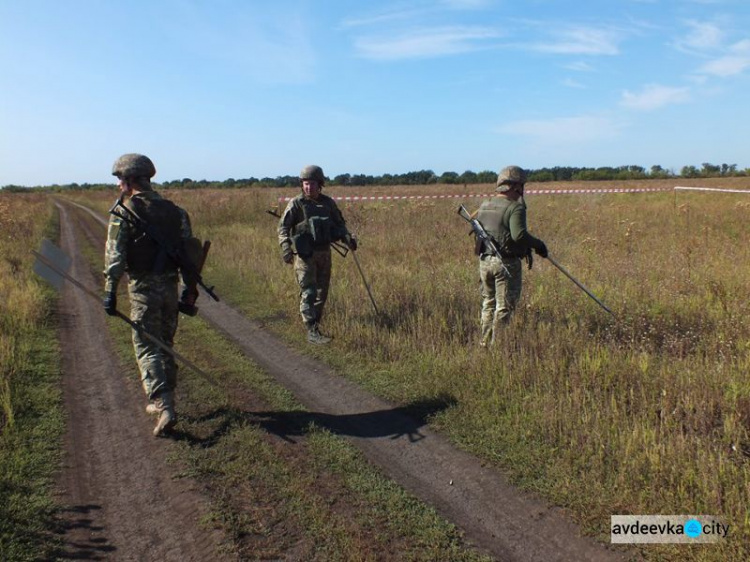 Военные проверяют местность на наличие взрывной опасности вдоль дороги Авдеевка – Опытное