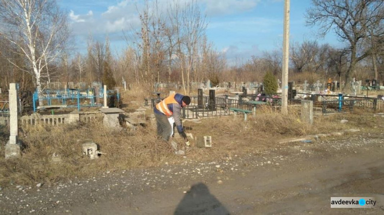 В Авдеевке продолжаются работы по благоустройству ( Фотофакт)