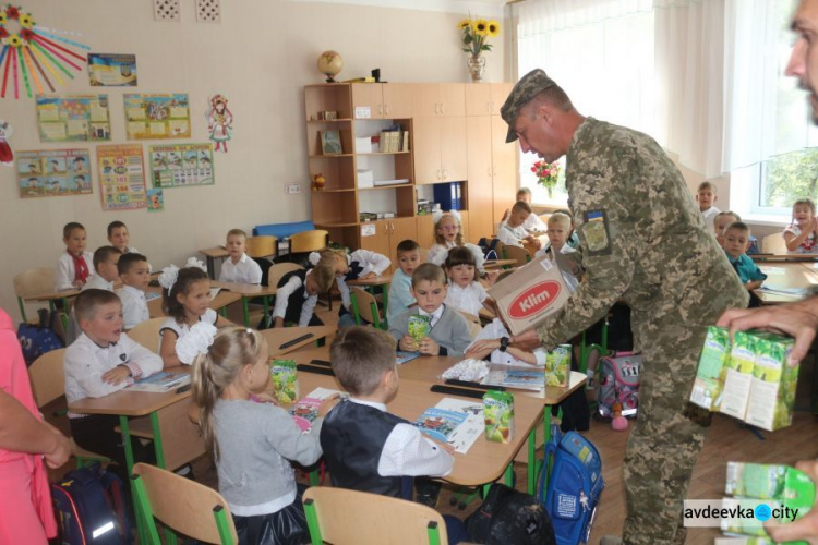 Первоклассники из Авдеевки получили дневники, наклейки, конфеты и соки