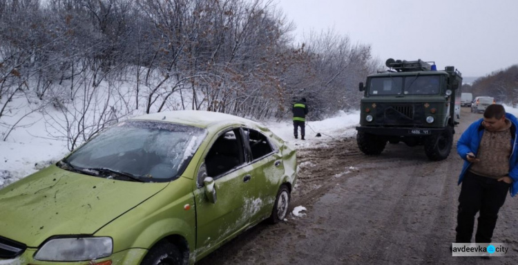 На дорогах Донецкой области спасатели  вызволили из созданных непогодой "ловушек" 10  машин