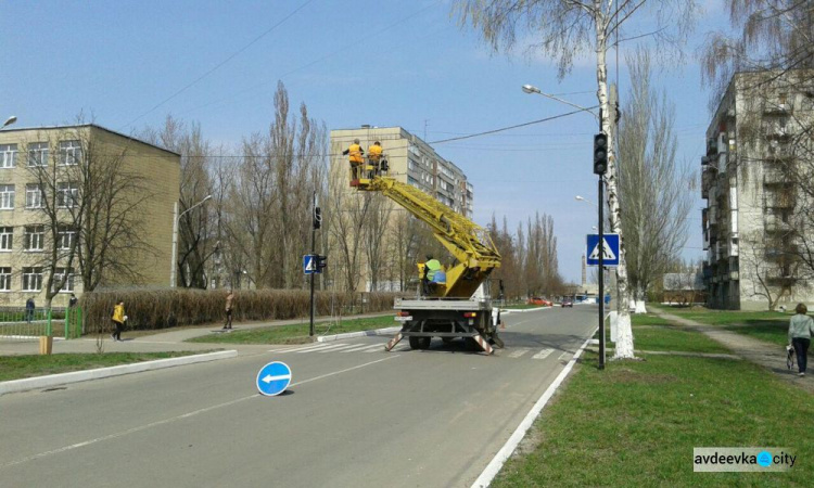 Фотофакт: у авдеевской школы появились светофоры