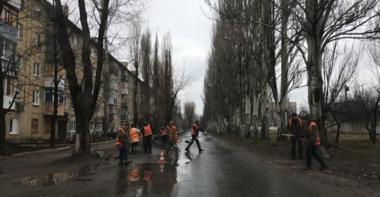 Авдеевские коммунальщики активно взялись за уборку города (ФОТОФАКТ)