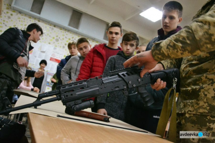 Военные провели Урок мужества в прифронтовой Авдеевке: фоторепортаж