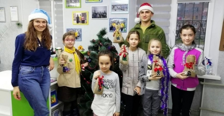 Авдеевские школьники получили от помощников Святого Николая "Мешочки добра"