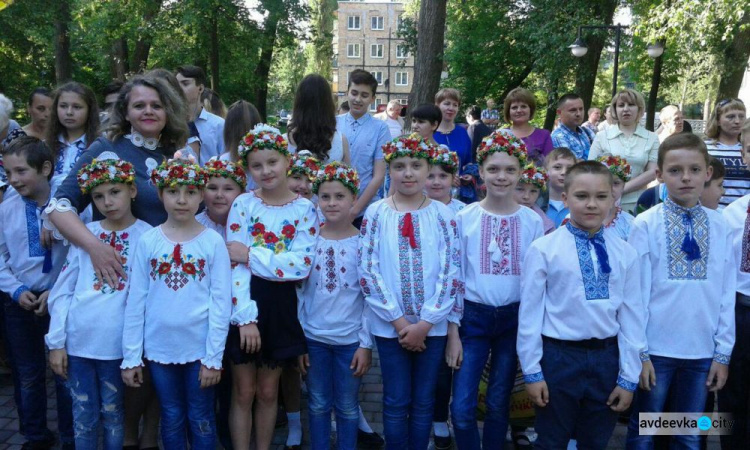 Для авдеевских школьников прозвенел последний звонок (ВИДЕО/ФОТООТЧЕТ)