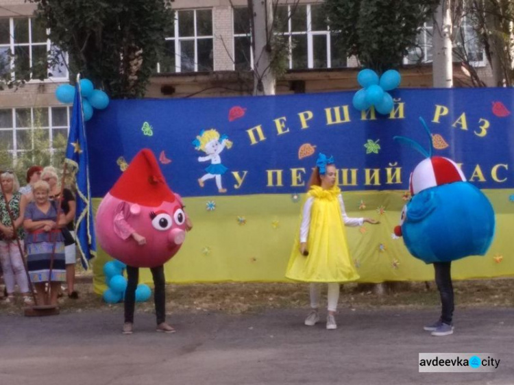 Фоторепортаж: День знаний в Авдеевке - вышиванки, юбилей, улыбки и слёзы