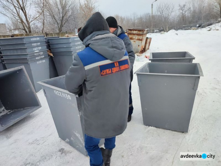 На вулицях Авдіївки комунальники встановлюють нові сміттєві баки