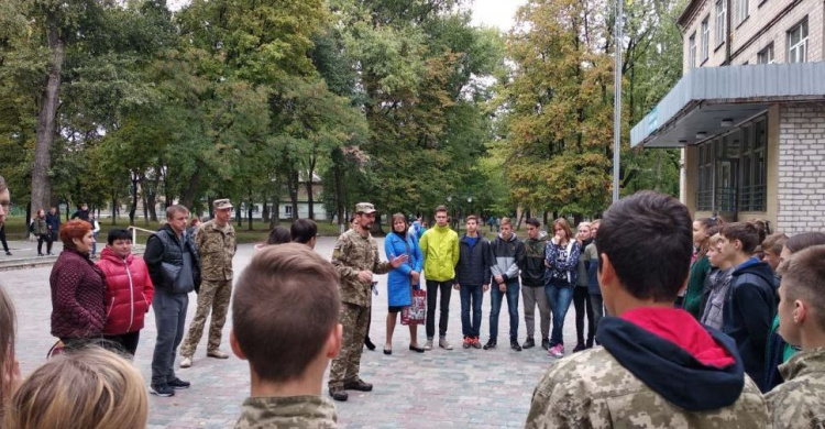 Защитники Авдеевки получили медикаменты, авдеевские школьники - тренировку, а жители прифронтовых поселков - хлеб