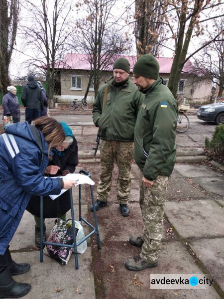 Авдеевские «симики» доставили подарки детям и военным, а также помогли вернуть свет (ФОТО)