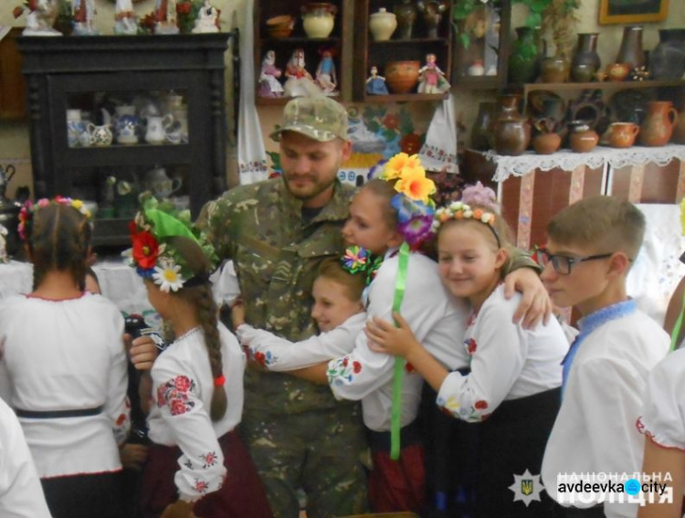 Полицейские и школьники в Авдеевке порадовали друг друга (ФОТО)