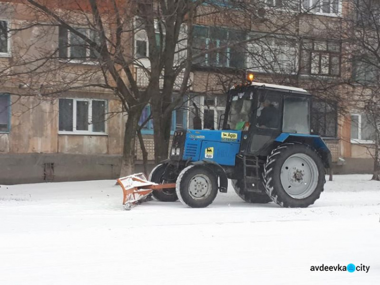 Коммунальщики Авдеевки вышли на борьбу с непогодой: фоторепортаж