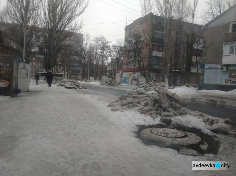 В Авдеевке обнажился асфальт (ФОТОФАКТ)