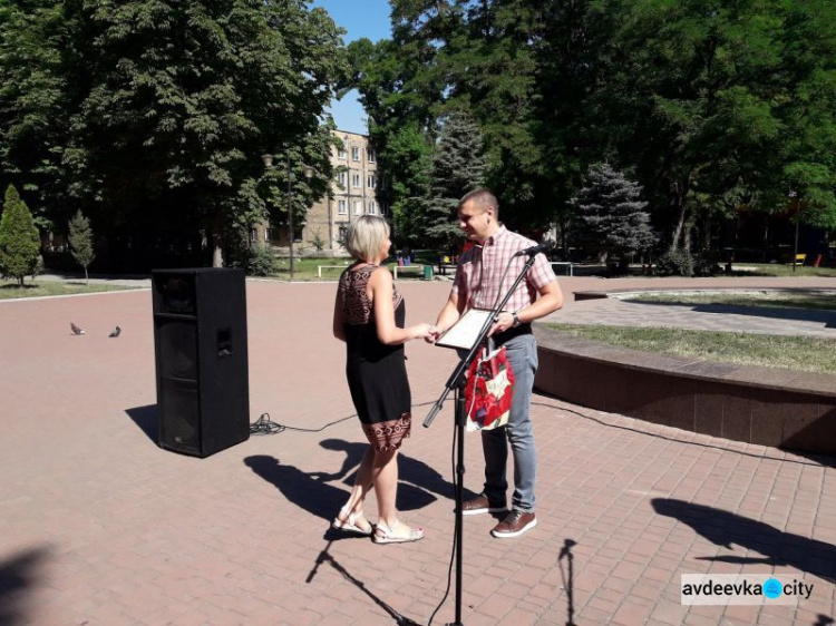 В Авдіївці співали, танцювали, нагороджували та віддавали шану захисникам: фотозвіт