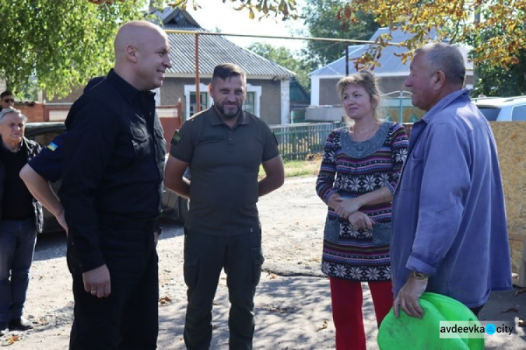 В Авдіївці проінспектували хід відновлювальних робіт на пошкоджених обстрілами об'єктах