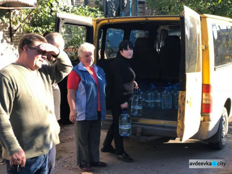 Жителям прифронтового Опытного доставили питьевую воду (ФОТО)