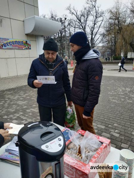 Гарячий чай, добрі побажання і ласощі: в Авдіївці гостинно запрошували на "Різдвяний вечір" (ФОТО)