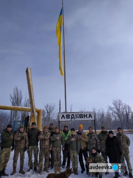 На въезде в Авдеевку реет восьмиметровый флаг Украины (ФОТО) 