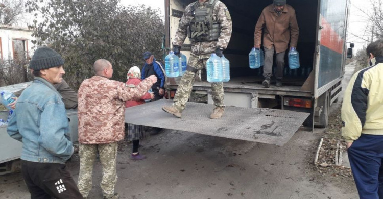 Вода, хлеб и духовная пища: авдеевские «симики» помогают военным и гражданским (ФОТО)