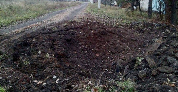 Разрушенный дом и огромные воронки: последствия обстрела  поселка на Донетчине (ФОТО)