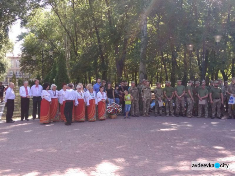 День независимости Украины отметили в Авдеевке молитвой, медалями, песнями и возложением цветов (ФОТО)